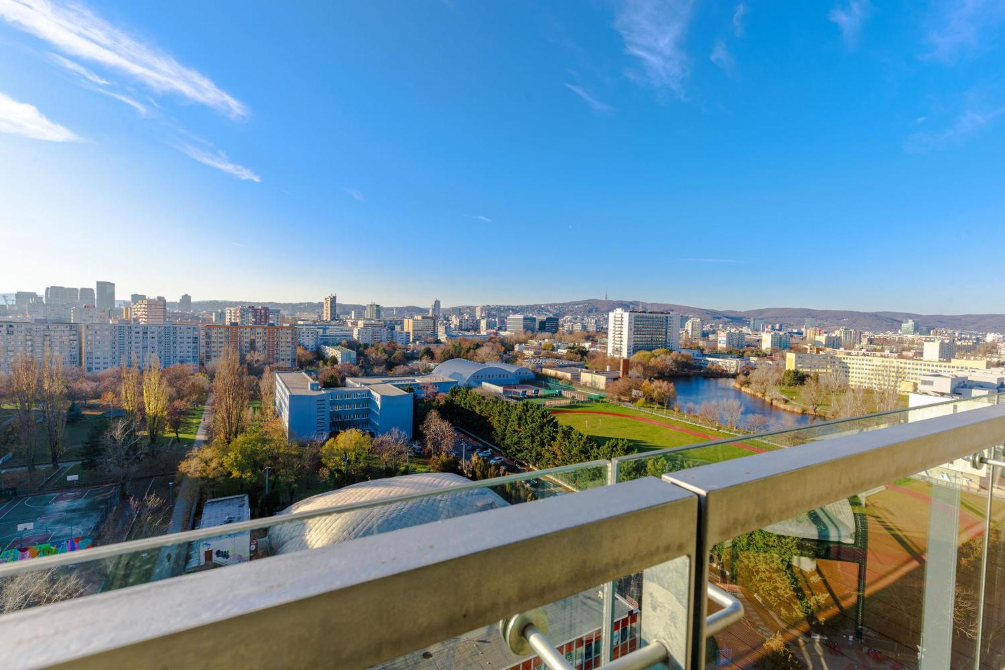 Sunny Apartment With Amazing Terrace On The 13Th Floor Near City Center ブラチスラヴァ エクステリア 写真